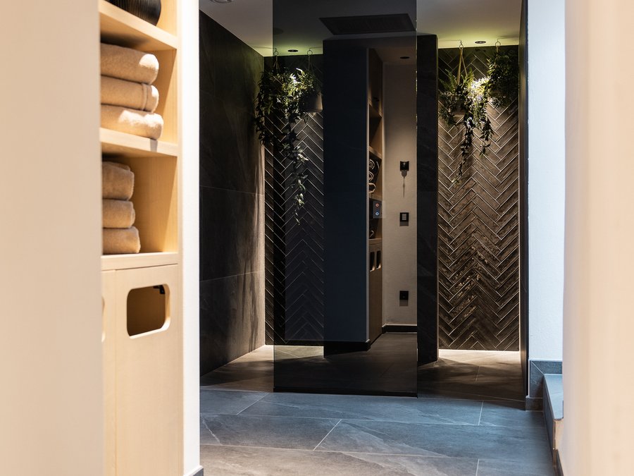 Die perfekte Location für euer Apartment in Sterzing Moderner Flur mit Ablage für Handtücher und dunklen Kacheln