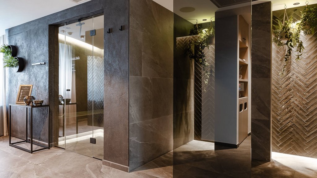Moderner Spa-Bereich mit Dampfbad und stilvollem Interieur