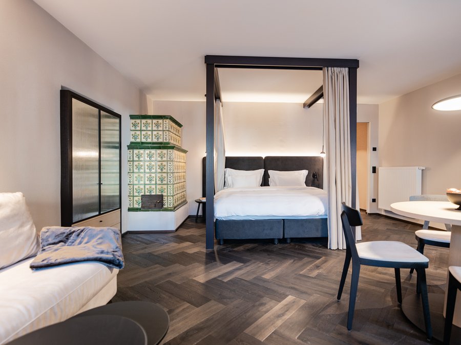 Schwarzer Adler Fragen und Antworten Modern eingerichtetes Wohnzimmer mit Himmelbett, Sofa und Essbereich