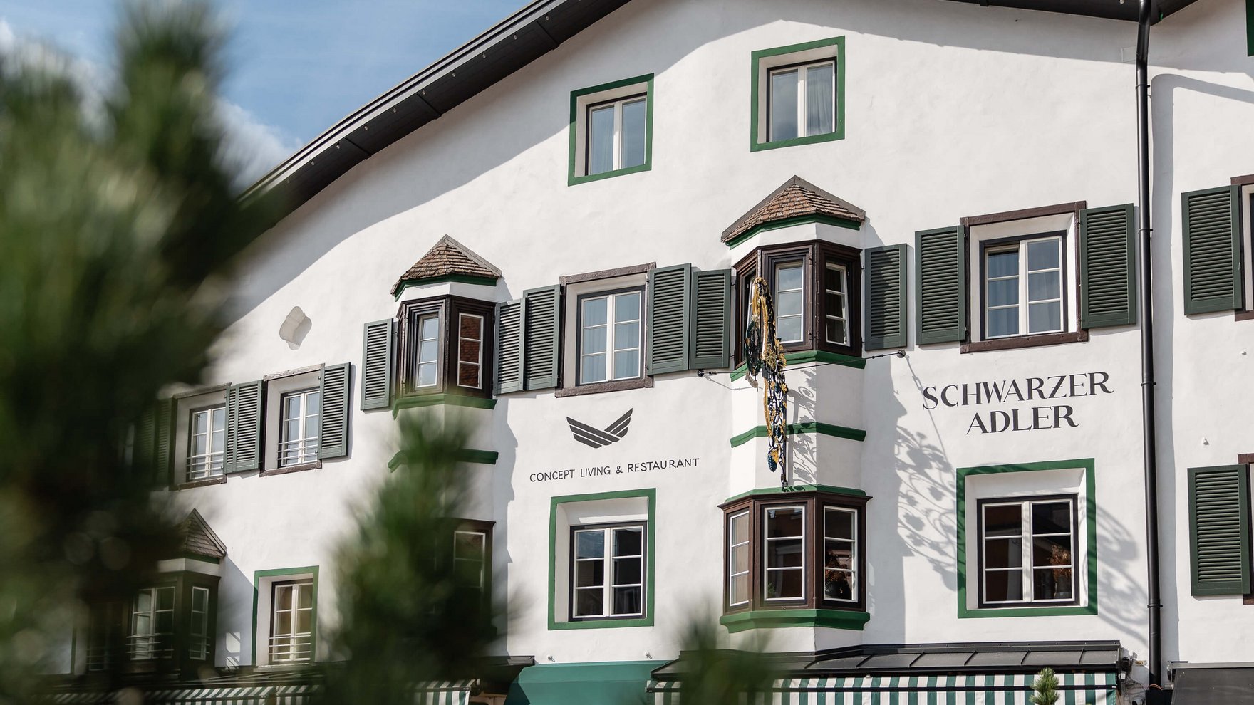 Die perfekte Location für euer Apartment in Sterzing Außenansicht des Hotels Schwarzer Adler mit grünen Fensterläden
