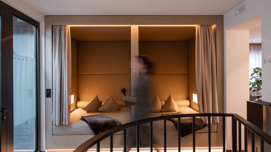 Moderne, gemütliche Sitznische mit braunen Kissen und Vorhängen in einem Innenraum