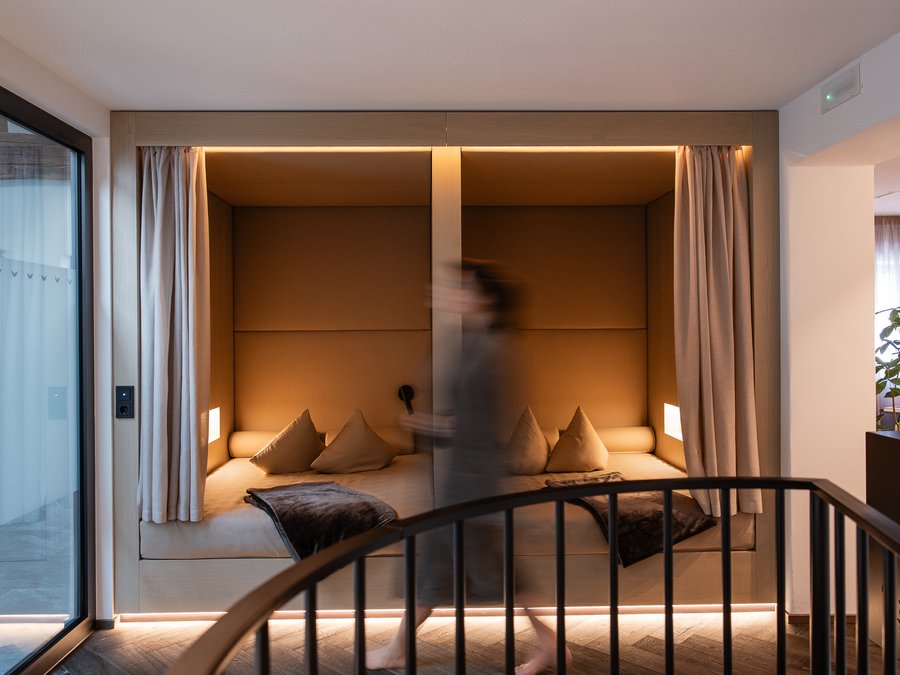 Die perfekte Location für euer Apartment in Sterzing Moderne, gemütliche Sitznische mit braunen Kissen und Vorhängen in einem Innenraum