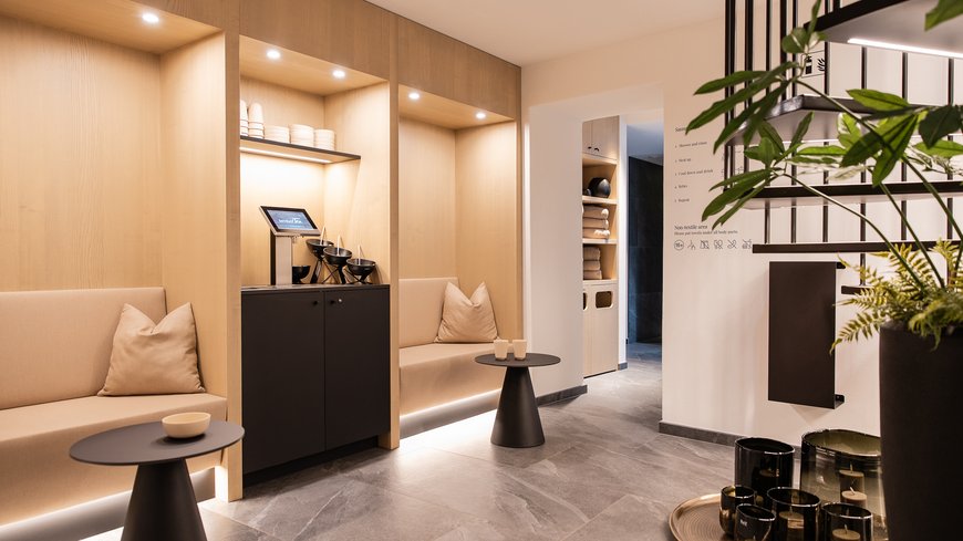 Benessere all’Aquila Nera Sala d'attesa moderna con panche beige e decorazioni
