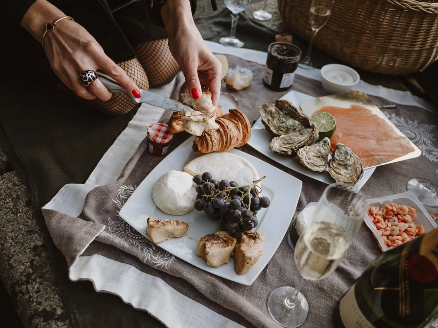 Süße Boutiquen, edle Delikatessengeschäfte Picknick mit Käse, Trauben, Croissant, Austern und Sekt