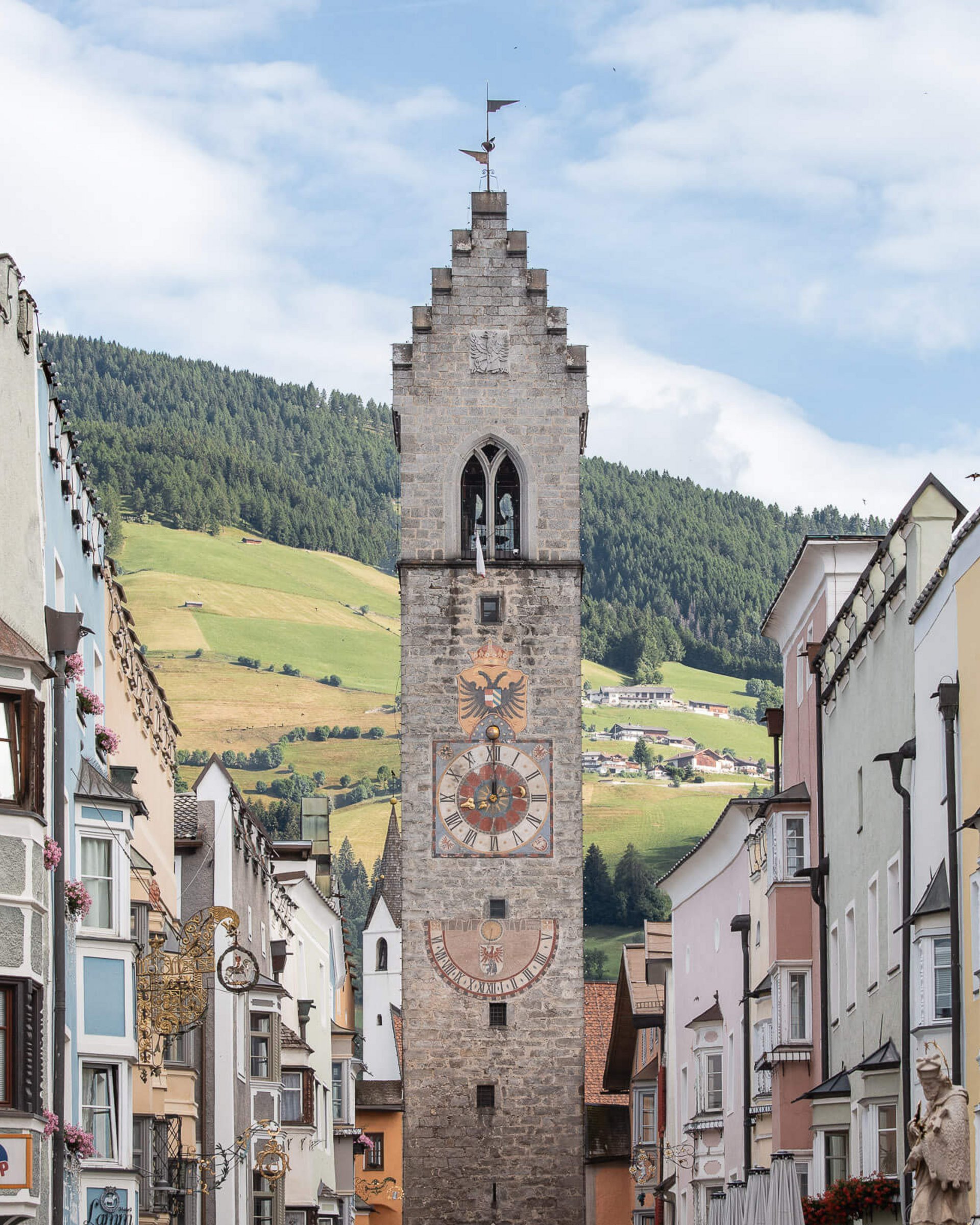 Blick auf den Zwölferturm in Sterzing mit Berglandschaft im Hintergrund